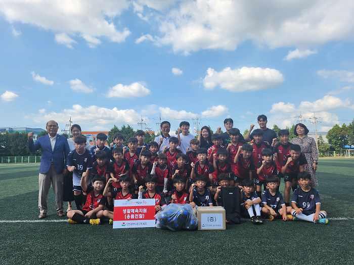 동구청유소년축구단 용품 및 격려금 전달 사진
