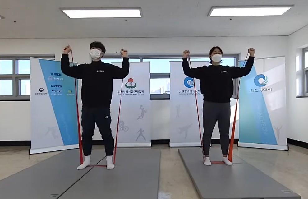 밴드 근력운동 사진
